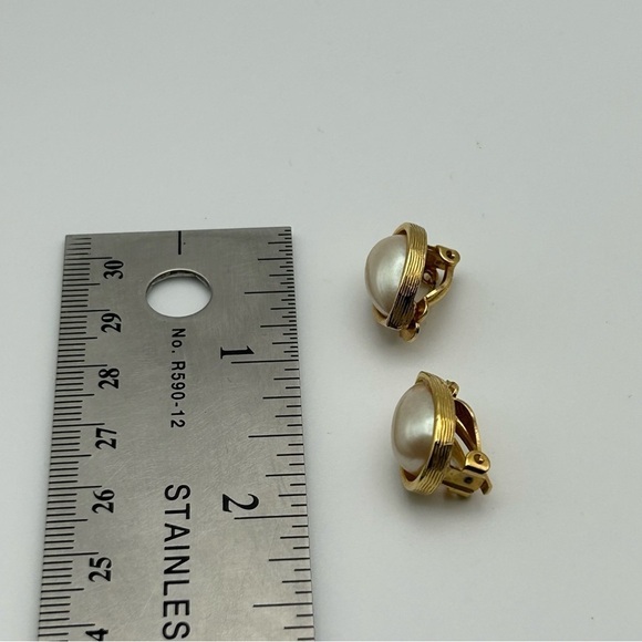 Vintage Goldtone Teardrop Faux Pearl Cabochon Clip On Earrings Dainty Small - Picture 7 of 7